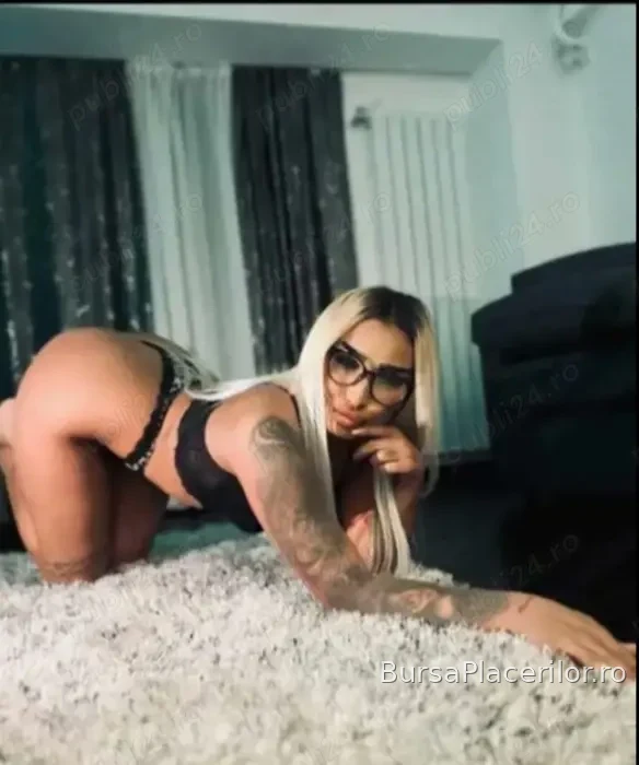 Rebeka blonda ta sexy hot