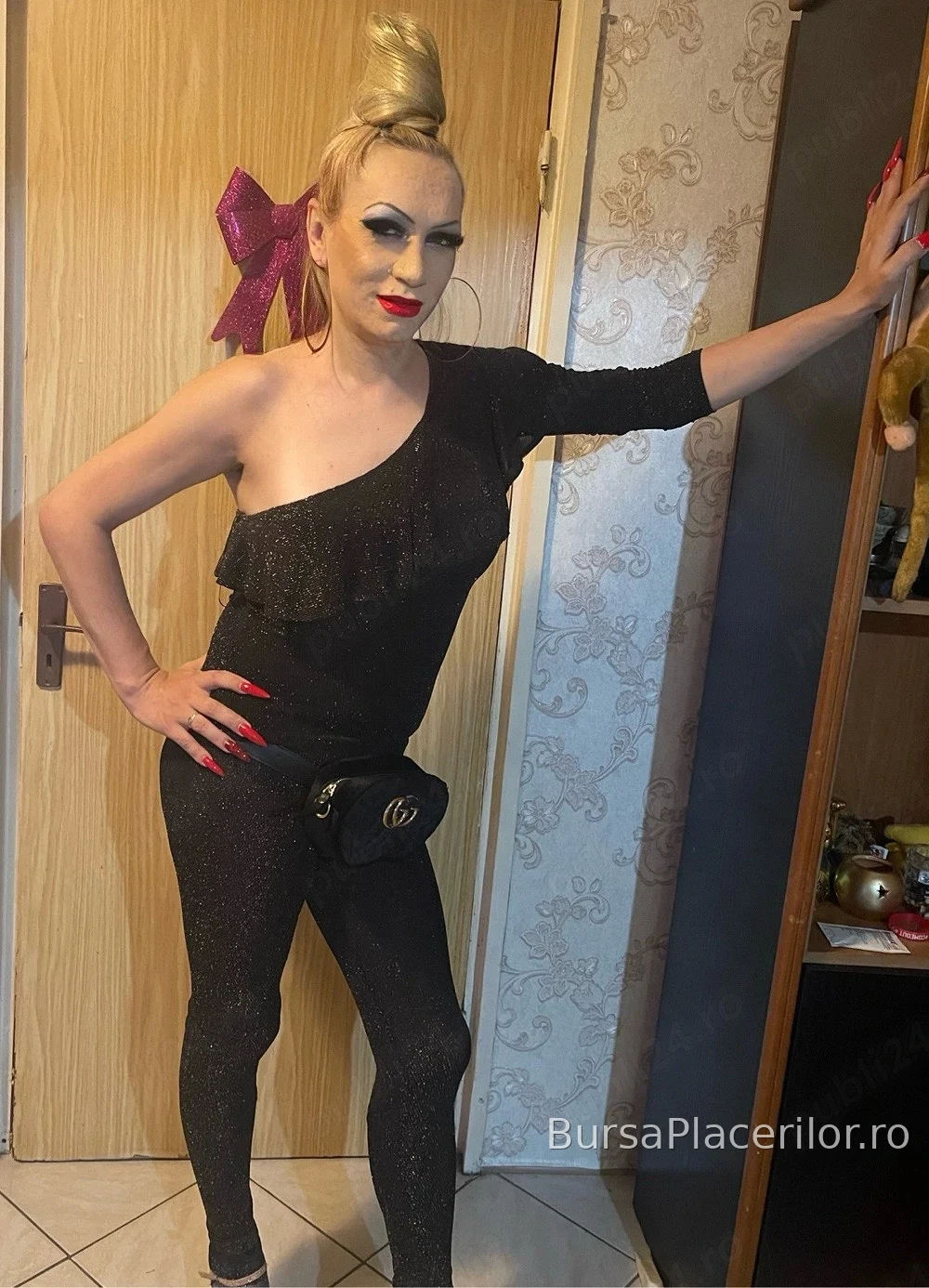 Transsexuala siliconata, ofer si show la web