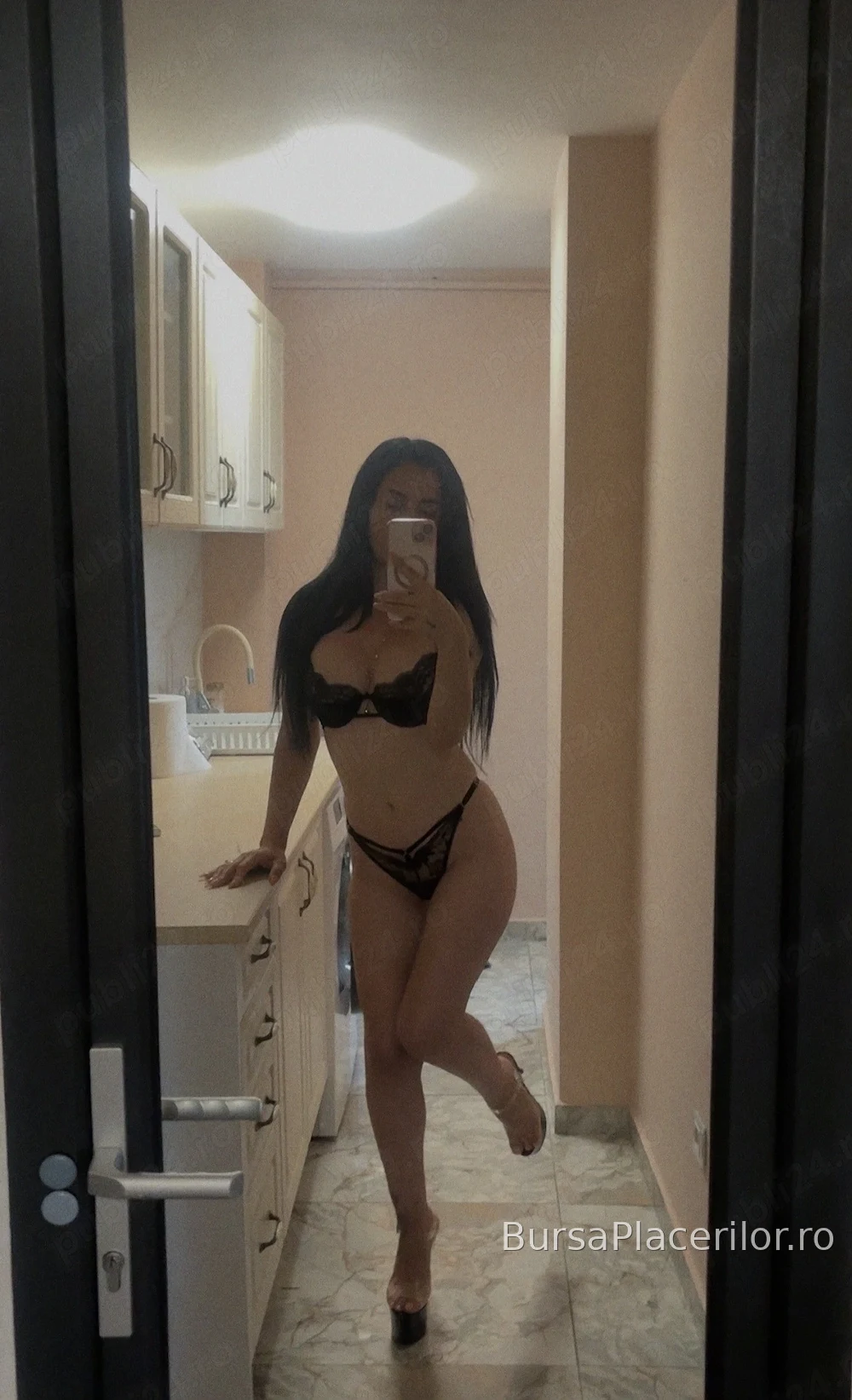 Brunetă sexy siliconata . - 0750110147