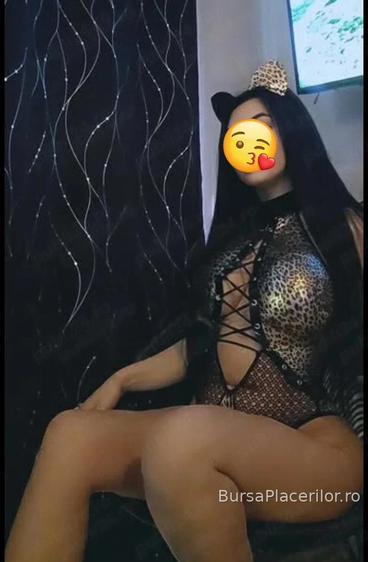 Brunetă sexy te aștept
