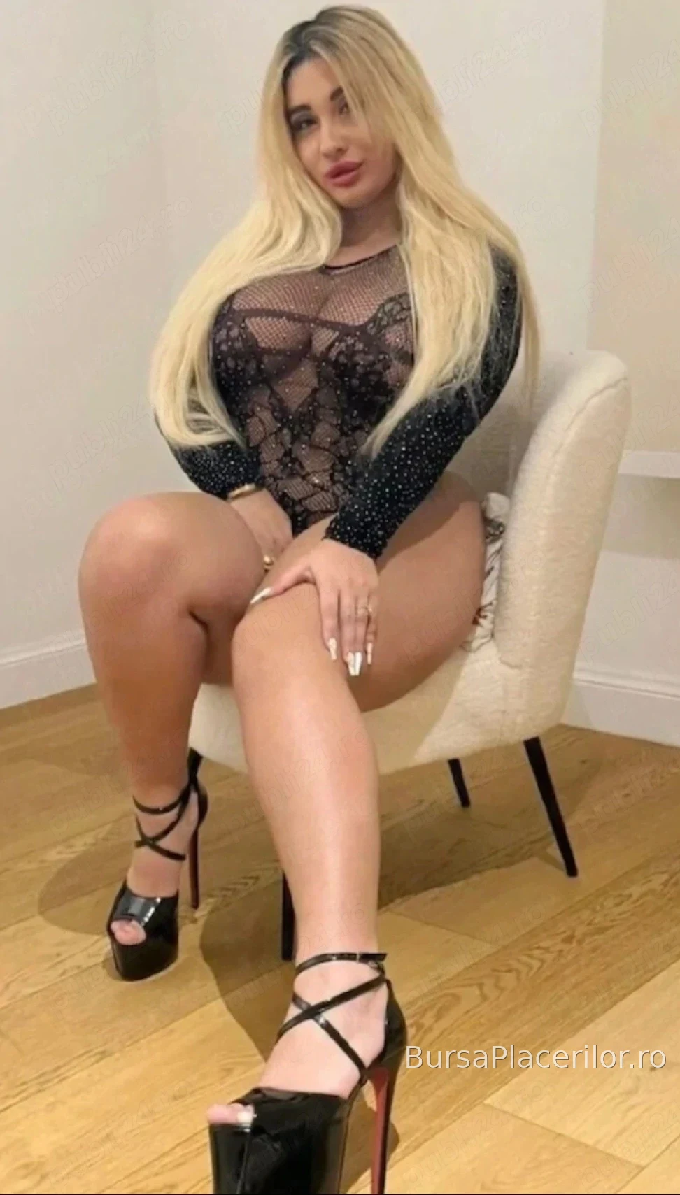 Blonda bomba naua servici de vis