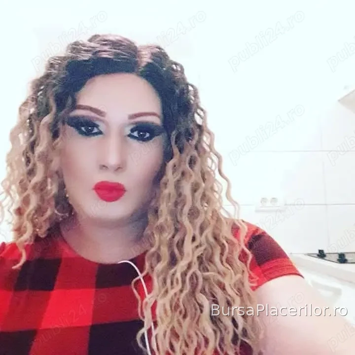 Transexuală blondă cu forme apetisante cur bombat îmi plac începătorii face show la gât sau filmulet