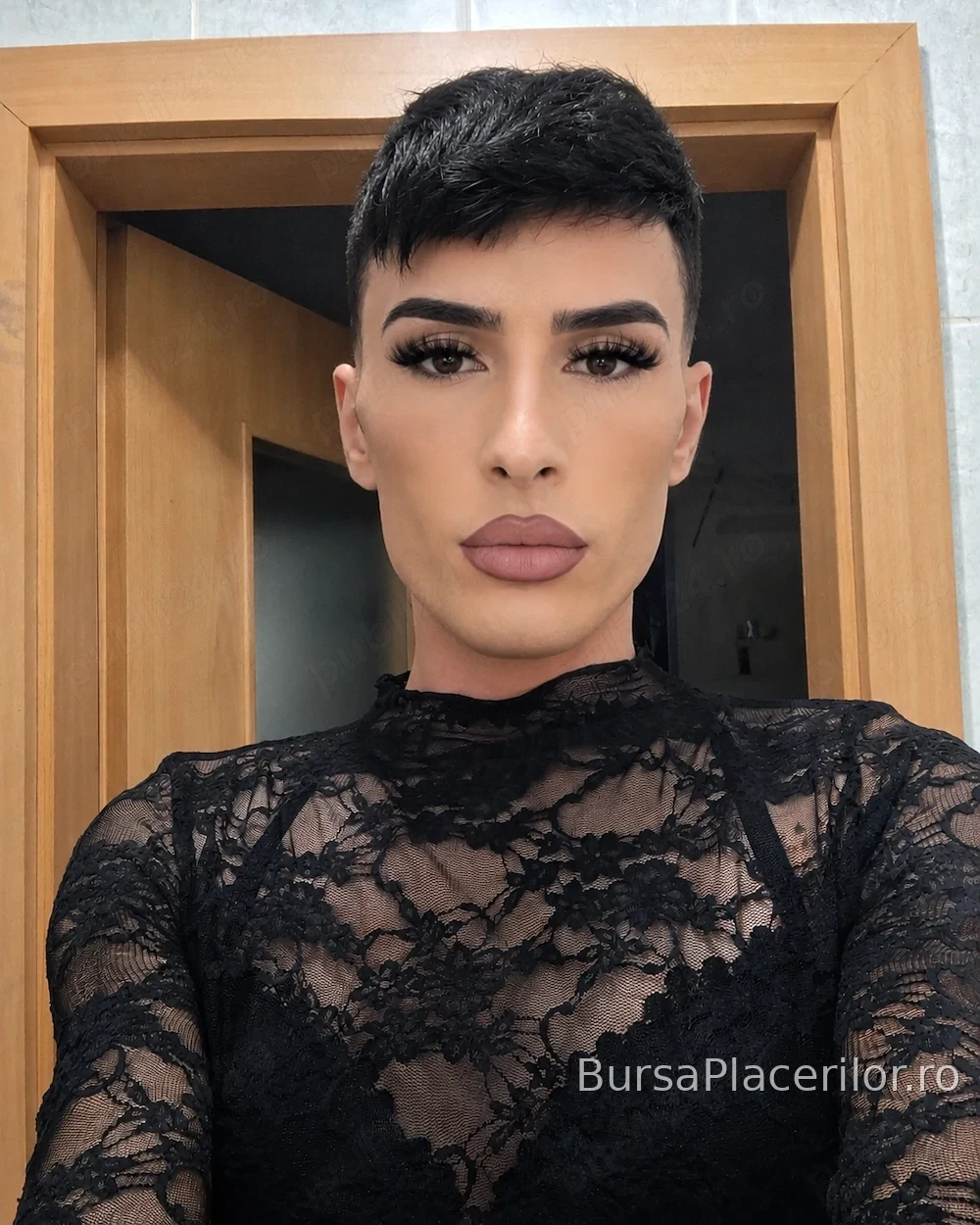 Hey everyone, I'm back! l'm Alexandra.